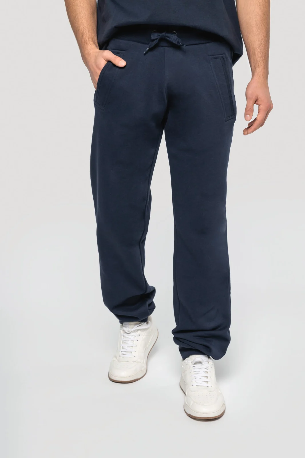 Pantalon jogging unisexe K700 — présentation sur mannequin