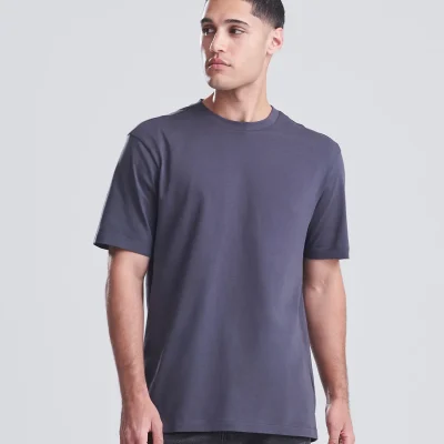 Tee-shirt unisexe AWDis AT002 180 g/m² porté sur mannequin