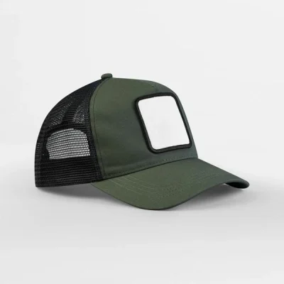 Casquette trucker Beechfield B636 vert olive et noir avec patch carré, vue de face