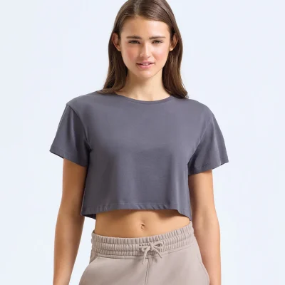 Crop top femme TriDri TR019 gris porté sur mannequin, manches courtes et col rond